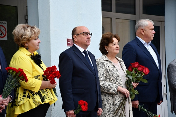 В 22-м лицее открыли мемориальную доску Народному учителю России Виктору Самсоняну